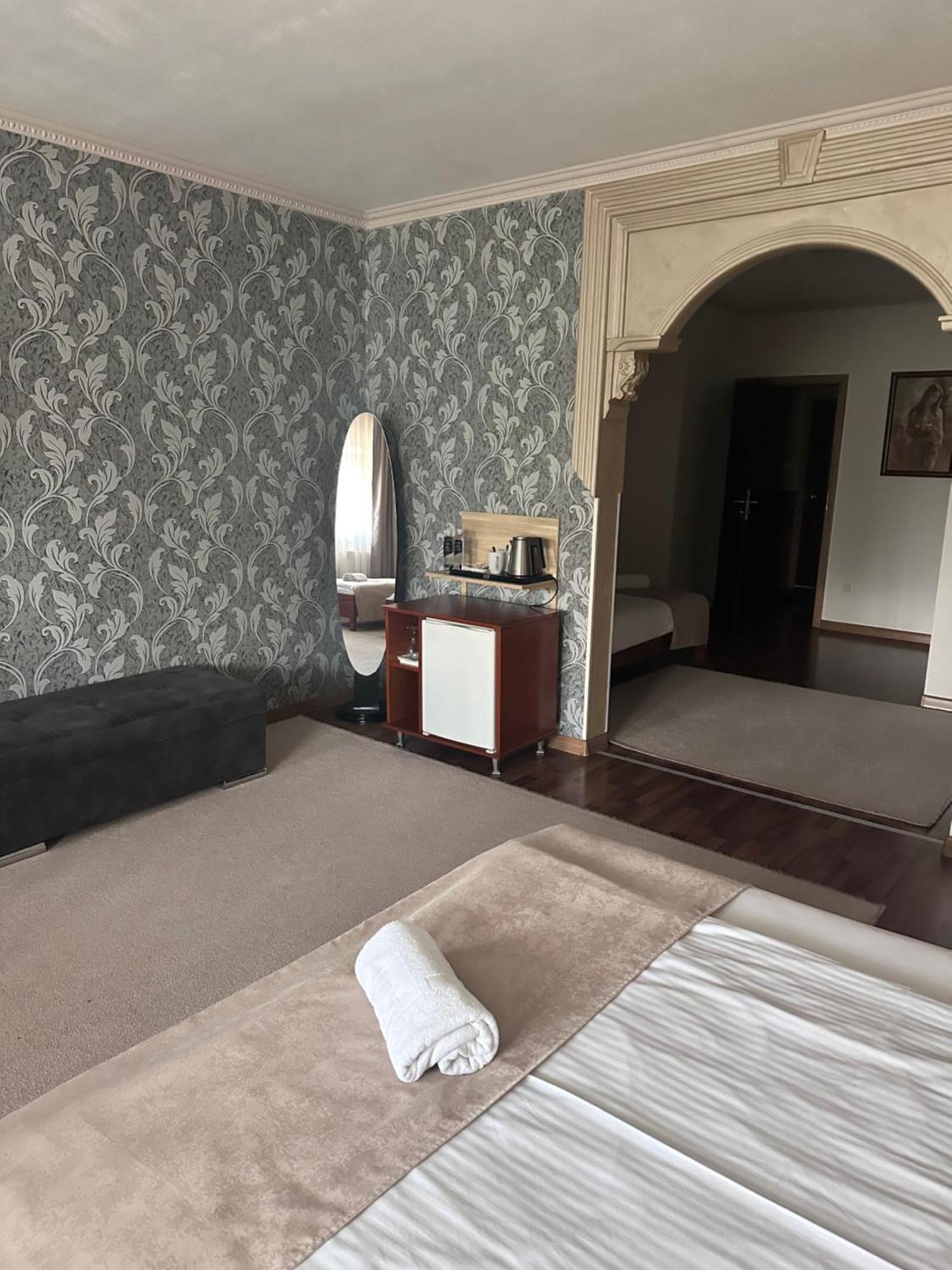 Hotel New Milenium Lukavac Eksteriør bilde